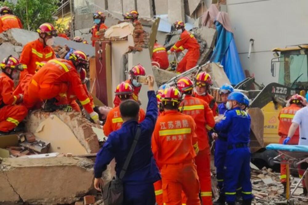 SRUŠIO SE DEO HOTELA U SUŠOU, poginulo osam osoba (FOTO)