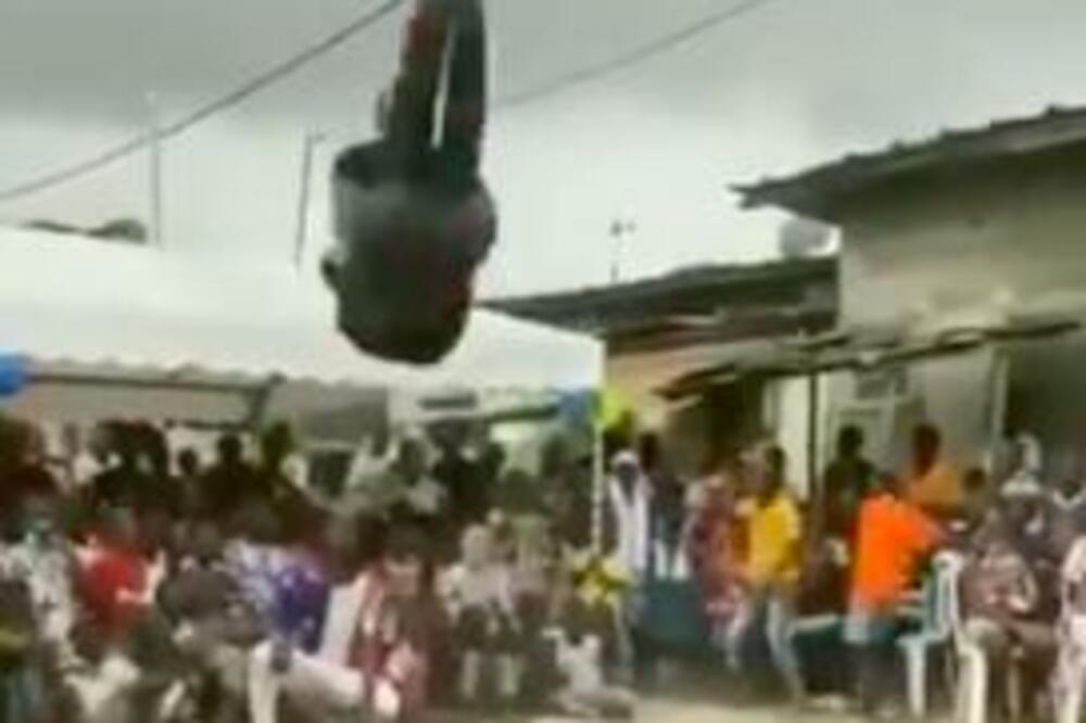 HIT NA DRUŠTVENIM MREŽAMA: Pleše kao da nema kosti (VIDEO)