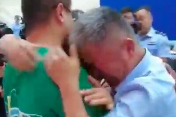 DIRLJIV SUSRET NAKON 24 GODINE: Otac prešao preko 500.000 kilometara širom zemlje da nađe OTETOG SINA! (VIDEO)