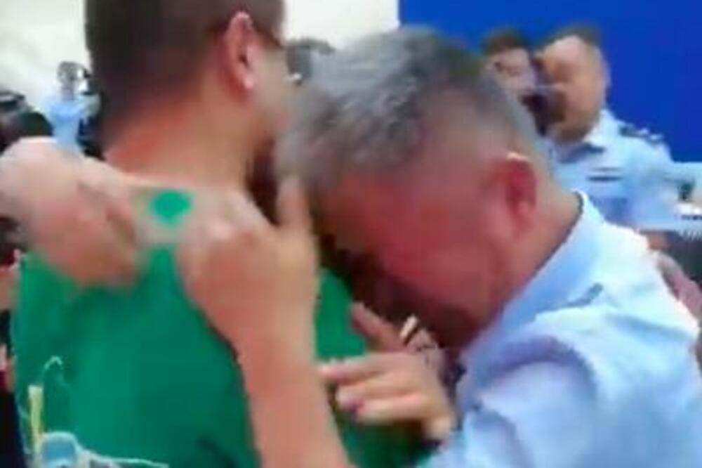 DIRLJIV SUSRET NAKON 24 GODINE: Otac prešao preko 500.000 kilometara širom zemlje da nađe OTETOG SINA! (VIDEO)