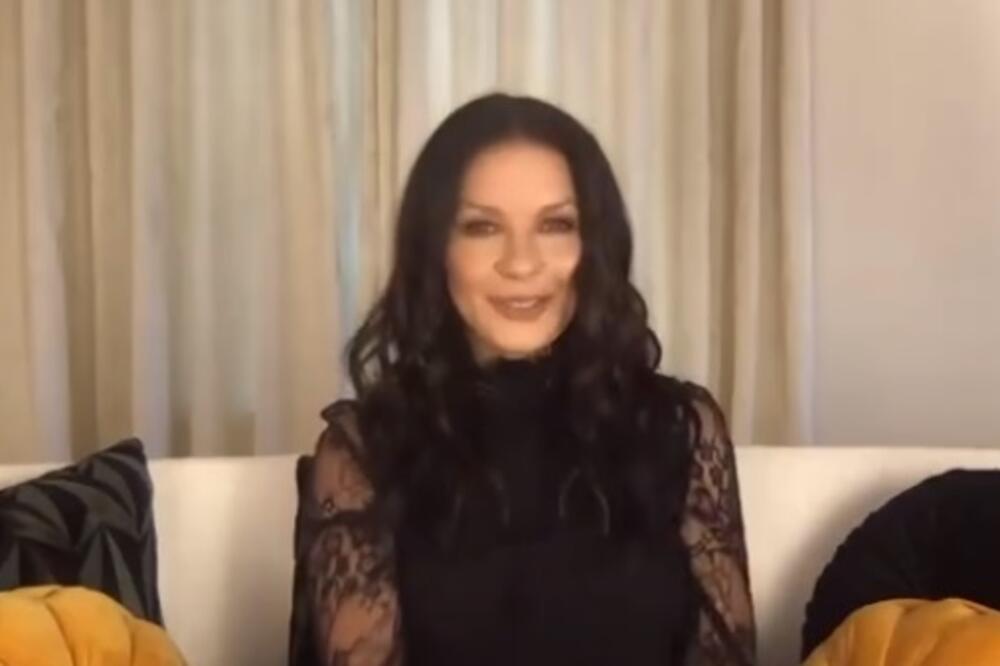 SAVITLJIVIJA OD GUME! Ketrin Zita Džons napunila 51 GODINU, pa pokazala kakve akrobacije izvodi! SVAKA ČAST ŽENO!