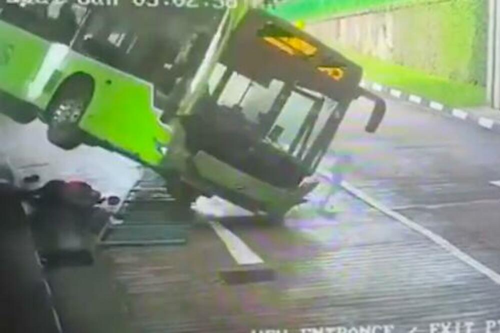 PREVRNUO SE AUTOBUS U SINGAPURU: Vozač jedva izvukao ŽIVU GLAVU (VIDEO)