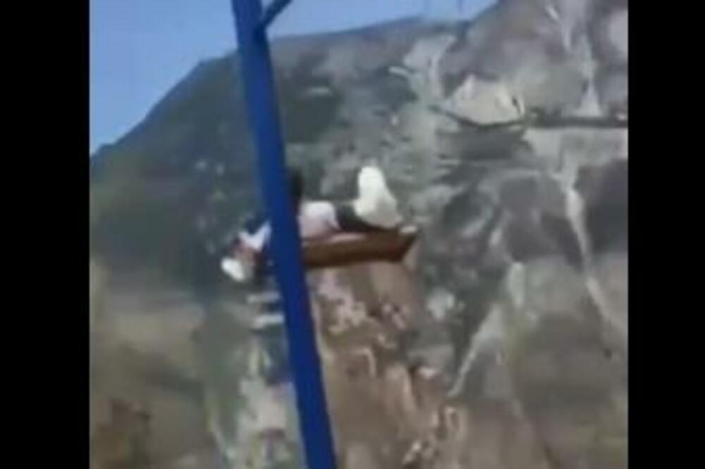 LJULJALE SE IZNAD LITICE KANJONA A ONDA SE DESILO NEŠTO STRAVIČNO: Pukom srećom IZVUKLE ŽIVU GLAVU! (VIDEO)