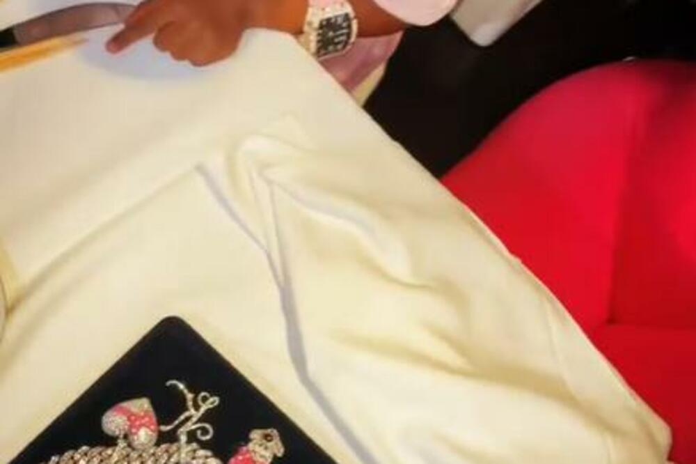 RAZMAŽENA BOGATAŠICA: Cardy B obradovala kćerku bogovskom DIJAMANTNOM ogrlicom, pa se SRAMNO obratila kritičarima