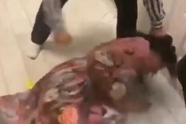 UŽASAVAJUĆI SNIMAK NASILJA NAD ŽENAMA! Uhvatio je za kosu, a onda usledile PESNICE, JEZIVO! (UZNEMIRAVAJUĆ VIDEO)