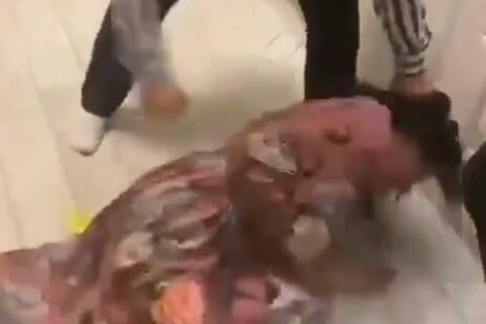 UŽASAVAJUĆI SNIMAK NASILJA NAD ŽENAMA! Uhvatio je za kosu, a onda usledile PESNICE, JEZIVO! (UZNEMIRAVAJUĆ VIDEO)