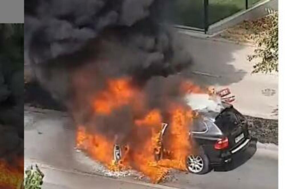 NOVOSAĐANI USPANIČENO ZVALI VATROGASCE! Crni porše progutala vatra, unutra bili žena i dete, UZNEMIRUJUĆI SNIMAK