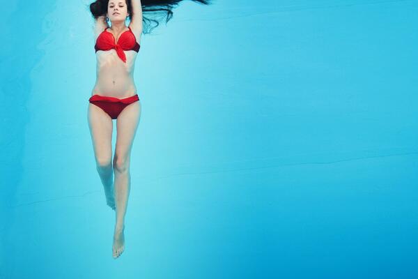 PAZITE DOBRO: Pre plivanja nikako nemojte jesti ove namirnice!