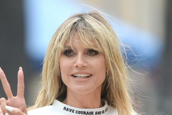 ŽENO, GLEDAJU TE DECA! MANEKENKA SE SLIKALA KAO OD MAJKE ROĐENA: Da li je MOGUĆE? (FOTO)