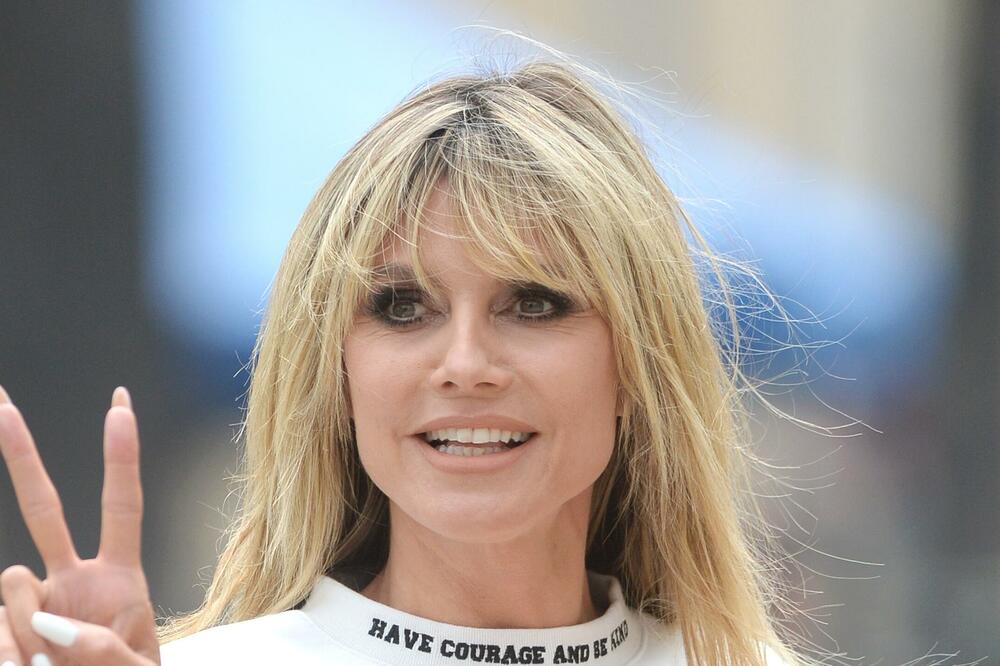 ŽENO, GLEDAJU TE DECA! MANEKENKA SE SLIKALA KAO OD MAJKE ROĐENA: Da li je MOGUĆE? (FOTO)