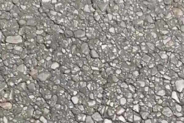 TOLIKO JE PRETOPLO DA SE ASFALT TOPI POD NOGAMA U BEOGRADU: Snimak vam sve govori! (VIDEO)