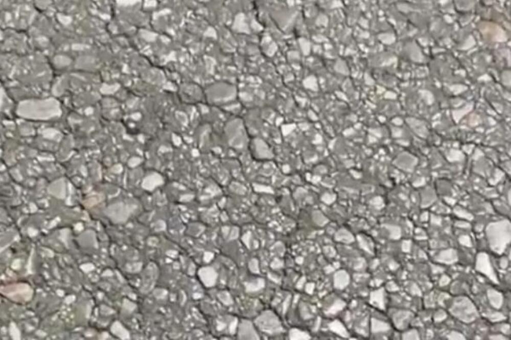 TOLIKO JE PRETOPLO DA SE ASFALT TOPI POD NOGAMA U BEOGRADU: Snimak vam sve govori! (VIDEO)