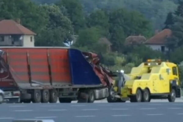 PREVRNUTI ŠLEPER BLOKIRAO 3, SAOBRAĆAJNE TRAKE: Karambol na auto-putu, roba se rasula po asfaltu! (FOTO)