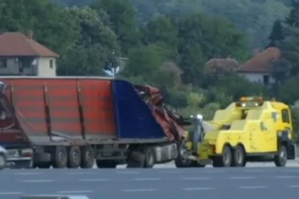PREVRNUTI ŠLEPER BLOKIRAO 3, SAOBRAĆAJNE TRAKE: Karambol na auto-putu, roba se rasula po asfaltu! (FOTO)