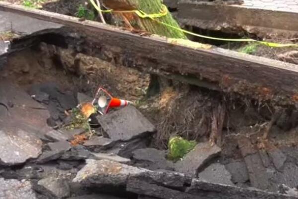 BICIKLISTA I ŽENA SA DETETOM ZAMALO DA STRADAJU: Ogromna rupa se otvorila na putu,JEDVA IZVUKLI ŽIVU GLAVU! (VIDEO)