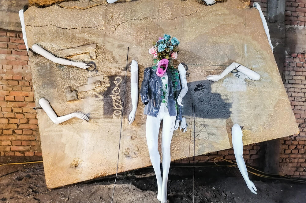 FOTOGRAFISALA JE ĆERKU ISPRED MUZEJA: Kad je bolje pogledala fotografiju, SKAMENILA SE (FOTO)