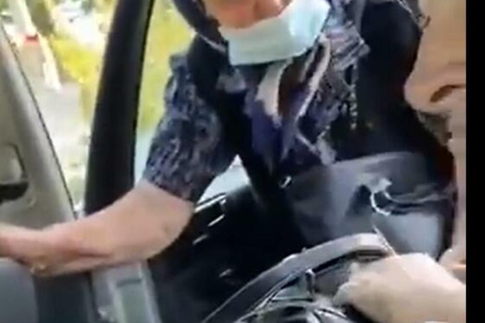 ŠTA JE, BABA, ŠTA BLENEŠ?! Starija gospođa nije znala šta to devojka ima na telu, a onda ju je PRESEKLA PITANJEM!