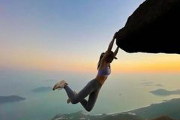 TRAGIČNA SMRT! POGINULA POZNATA INFLUENSERKA: Skotrljala se niz liticu dok je pravila SELFI!