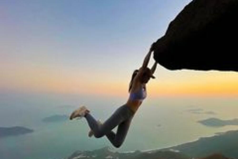 TRAGIČNA SMRT! POGINULA POZNATA INFLUENSERKA: Skotrljala se niz liticu dok je pravila SELFI!