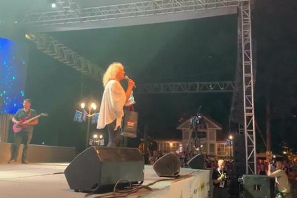 SKIDALI GA SA BINE! OBEZBEĐENJE JEDVA OBUZDALO ERU OJDANIĆA: Pevač pokušao da UPROPASTI nastup Vere Matović!