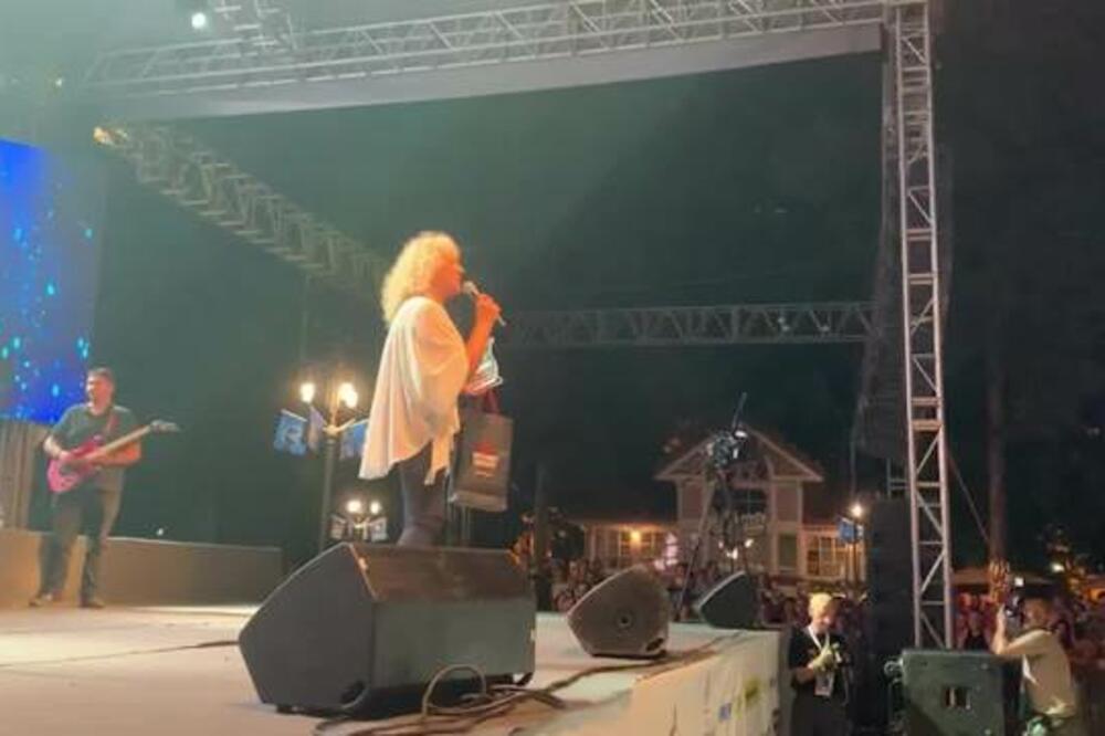 SKIDALI GA SA BINE! OBEZBEĐENJE JEDVA OBUZDALO ERU OJDANIĆA: Pevač pokušao da UPROPASTI nastup Vere Matović!