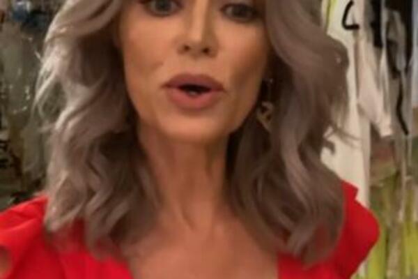 SA 56 GODINA BRILJIRA KAO BIKINI MODEL NA NASLOVNICAMA OMILJENIH MUŠKIH MAGAZINA: Muškarci pozornost! (FOTO)