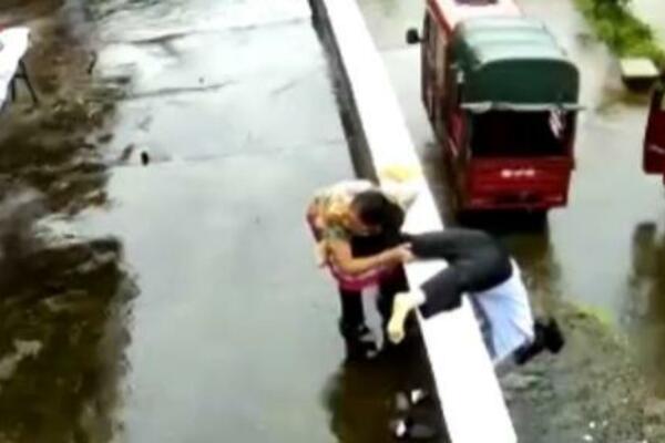 ODJEDNOM IZGUBILA RAVNOTEŽU PA SE PREVRNULA PREKO IVICE ZGRADE: Munjevita rekacija majke je spasila! (VIDEO)