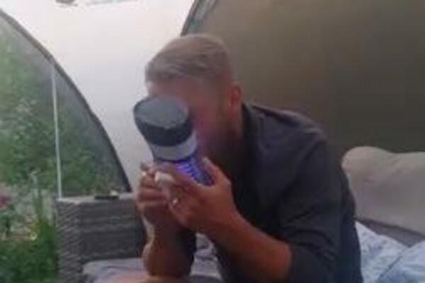 JEZIKOM JE PIPNUO ELEKTRIČNI APARAT ZA UBIJANJE INSEKATA: Celog života će se KAJATI! (VIDEO)