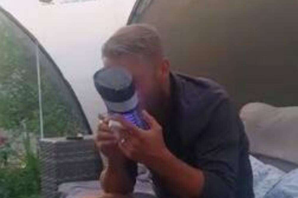 JEZIKOM JE PIPNUO ELEKTRIČNI APARAT ZA UBIJANJE INSEKATA: Celog života će se KAJATI! (VIDEO)