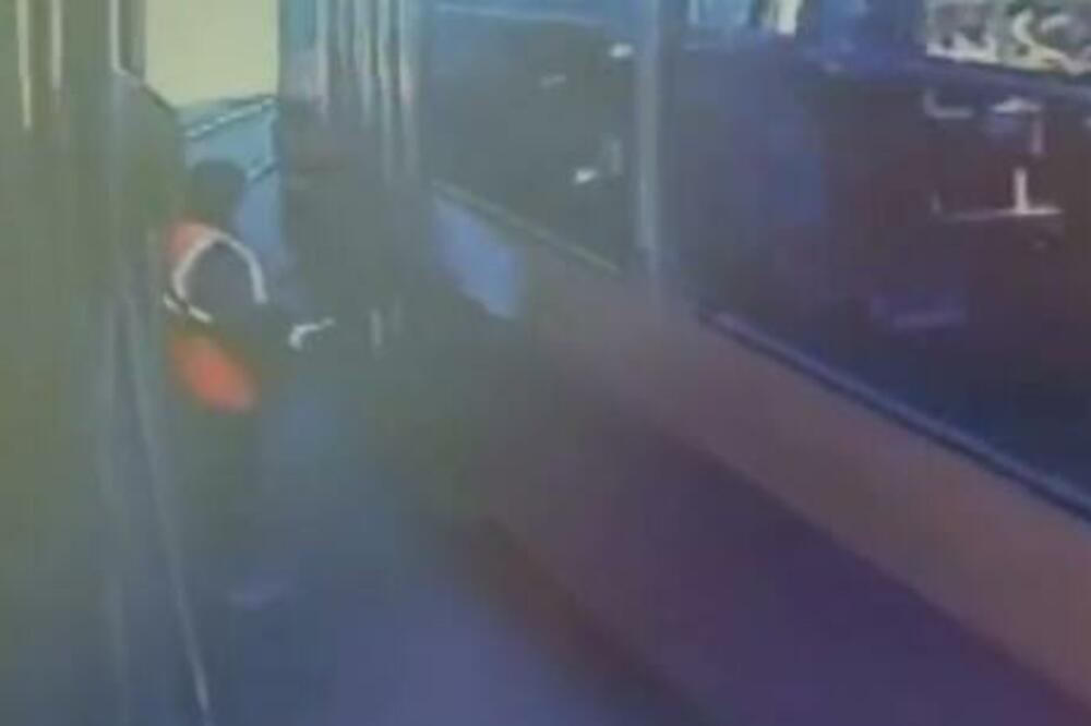 HOROR! Žena kontrolor se zaglavila između DVA TRAMVAJA, snimak je JEZIV! (VIDEO)