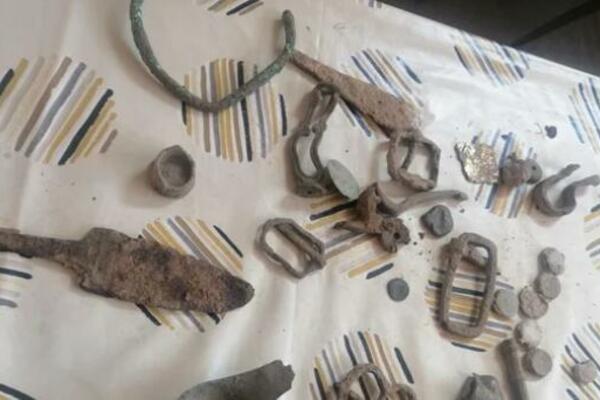 Pripadnici MUP-a Sremska Mitrovica zaplenili predmete za koje se pretpostavlja da su iz antičkog doba