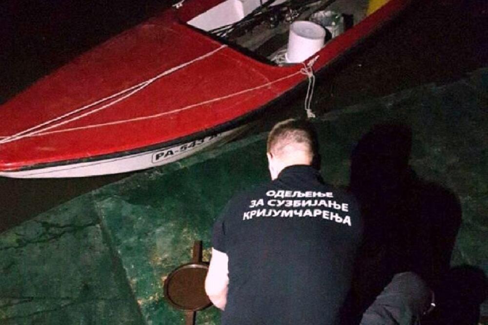 USPEŠNO AKCIJOM PRIPADNIKA UPRAVE CARINE! Otkrivena napuštena TANK-BARŽA PUNA NAFTE (VIDEO)