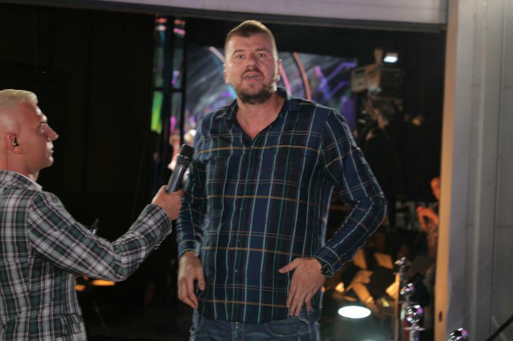 OTEO SE KONTROLI! JANJUŠ NAPAO PRODAVAČICU U ŠOPING CENTRU ZBOG JEDNE STVARI: Uspela da ga izbaci iz takta! (FOTO)