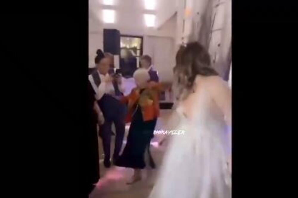 MLADA ZADNJICOM SPOJILA BABU SA ZEMLJOM: Ljudi ne znaju da li da plaču ili da se smeju, HIT! (VIDEO)