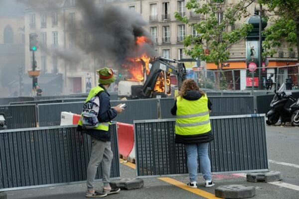 SUZAVCEM NA PROTESTANTE! U Francuskoj opšti haos zbog Makronovog plana (VIDEO)