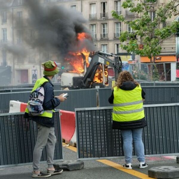 SUZAVCEM NA PROTESTANTE! U Francuskoj opšti haos zbog Makronovog plana (VIDEO)