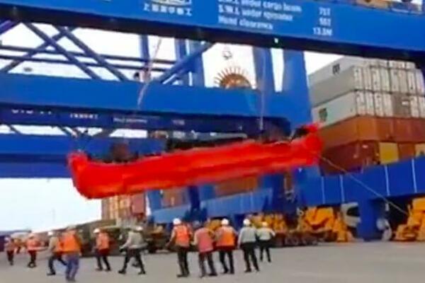 LOKOMOTIVA PALA SA KRANA: Samo se stuštila na tlo, ZASTRAŠUJUĆI PRIZOR! (VIDEO)