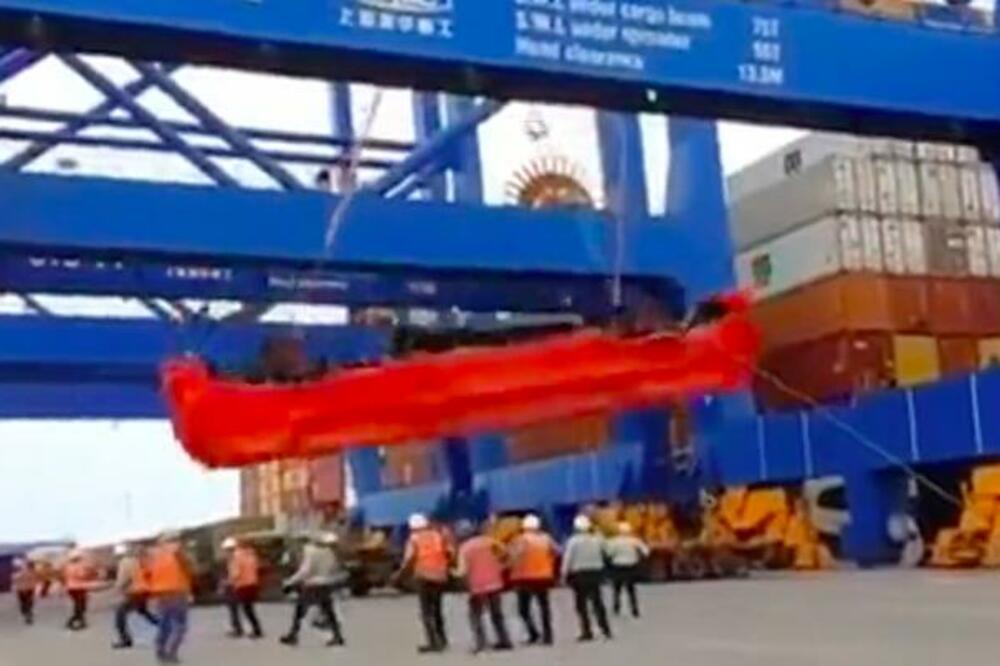 LOKOMOTIVA PALA SA KRANA: Samo se stuštila na tlo, ZASTRAŠUJUĆI PRIZOR! (VIDEO)