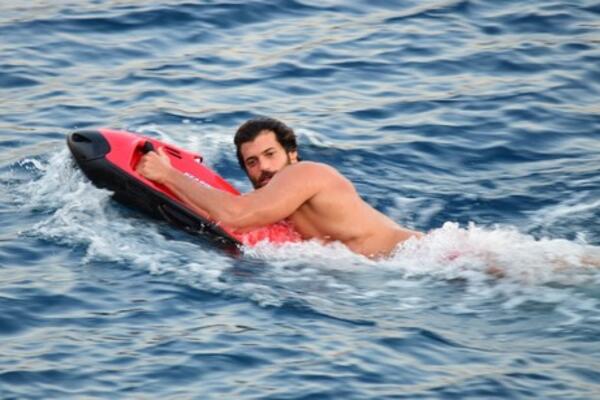 SRBI SE ŠOKIRAJU KADA ČUJU DA JE OVAJ POZNATI GLUMAC SA KOSOVA! Nema ko ga ne zna (FOTO)