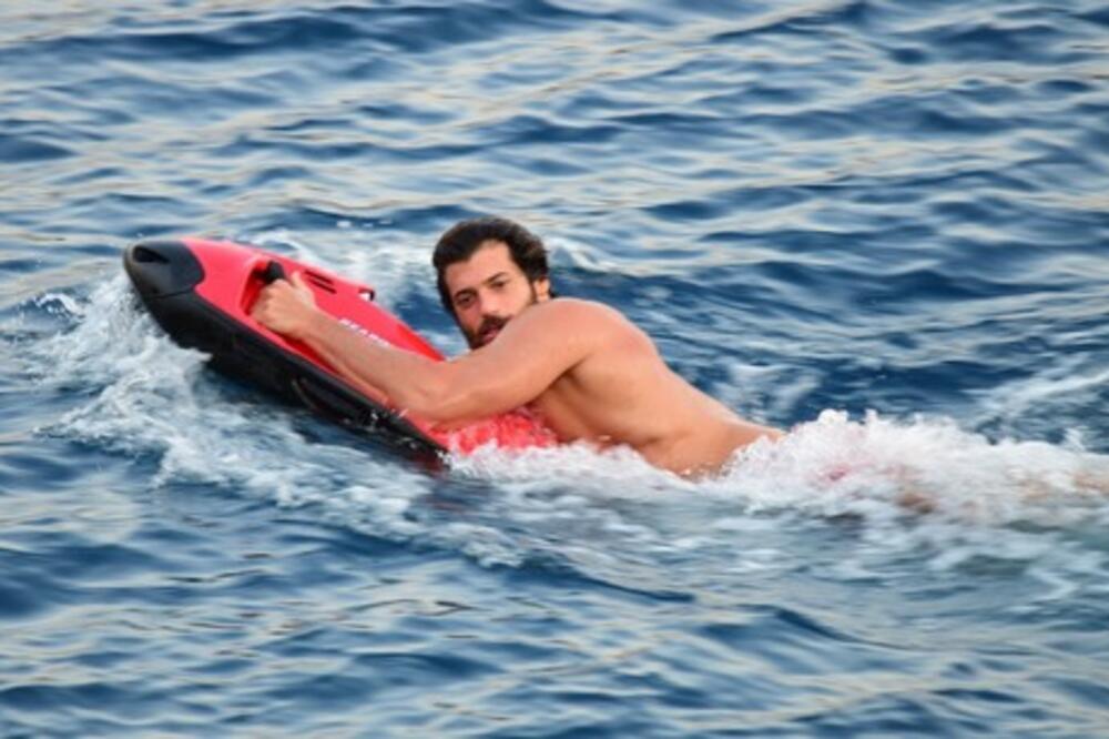 SRBI SE ŠOKIRAJU KADA ČUJU DA JE OVAJ POZNATI GLUMAC SA KOSOVA! Nema ko ga ne zna (FOTO)