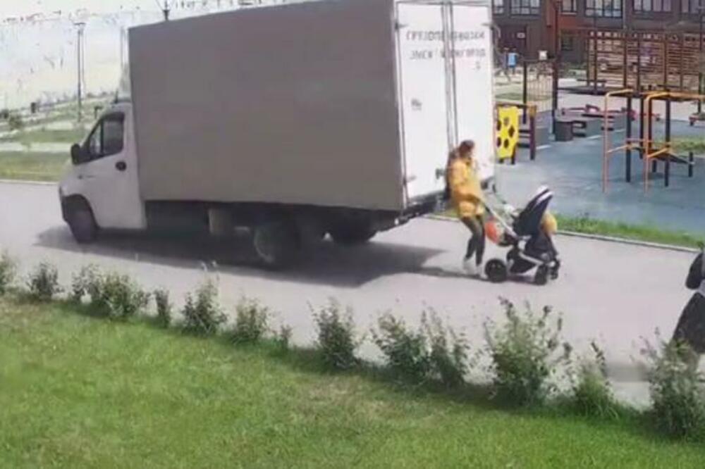 STRAVIČAN SNIMAK, KAMIONET NALETEO NA MAJKU SA BEBOM U KOLICIMA: Žena pored vrištala s rukama na glavi! (VIDEO)