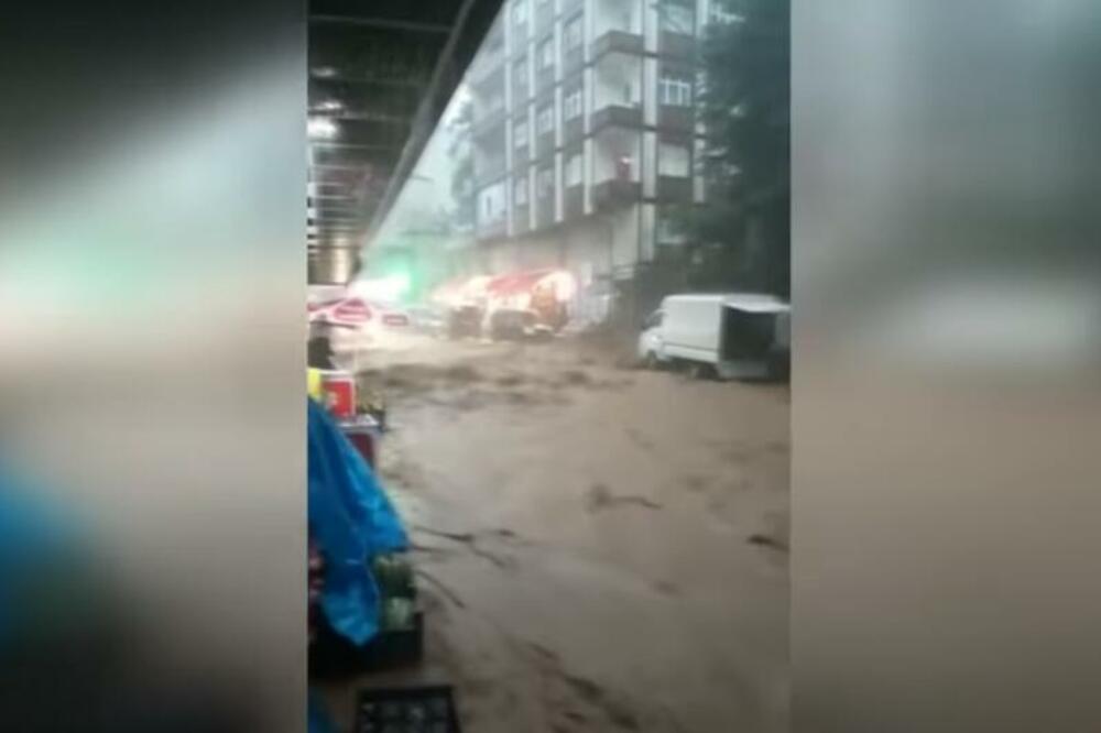NAJMANJE 2 OSOBE POGINULE: Obilne kiše pogodile i TURSKU, zatvorile pristup desetinama sela! (VIDEO)