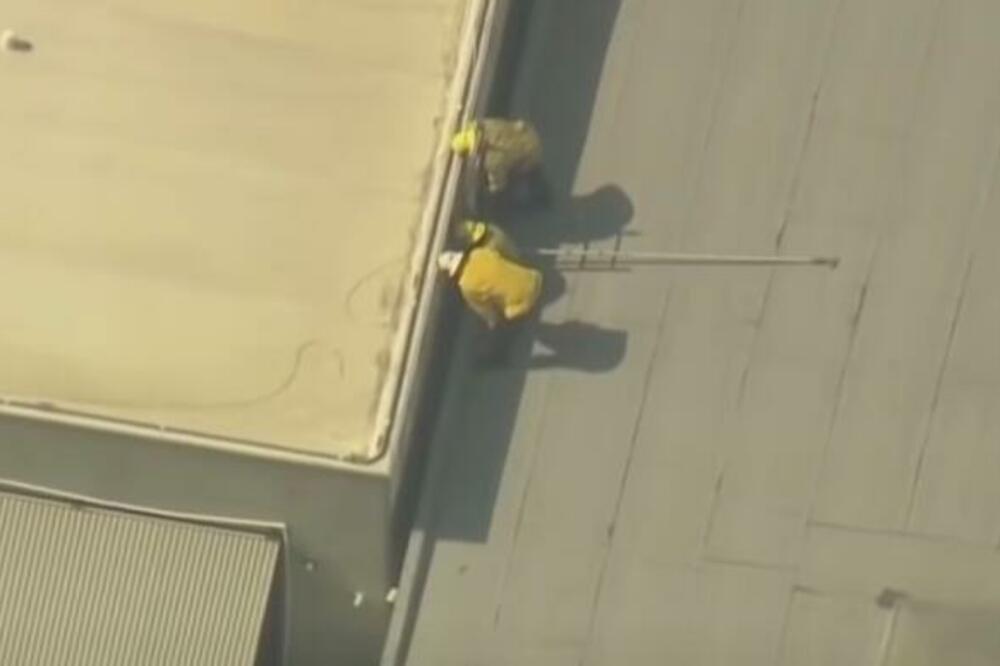 ZAČULI JEZIVE KRIKE I POZIV U POMOĆ IZMEĐU DVE ZGRADE: Vatrogasci zatekli NESVAKIDAŠNJI prizor, NEVERICA! (VIDEO)