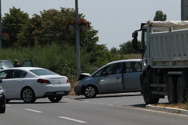 JOŠ JEDAN SUDAR U BG-U! Kod skretanja za parking aerodroma došlo do nesreće, vozač sedi u UNIŠTENOM vozilu (FOTO)