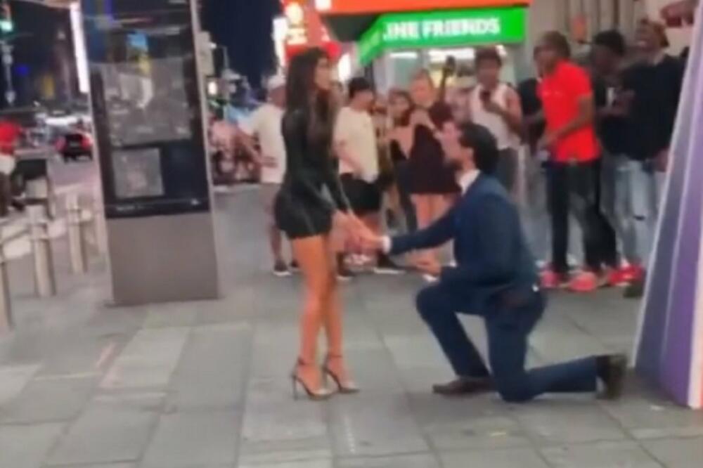 HLADAN TUŠ! SNIMAK PROSIDBE ZAPALIO INTERNET: O reakciji devojke BRUJI CEO SVET (VIDEO)