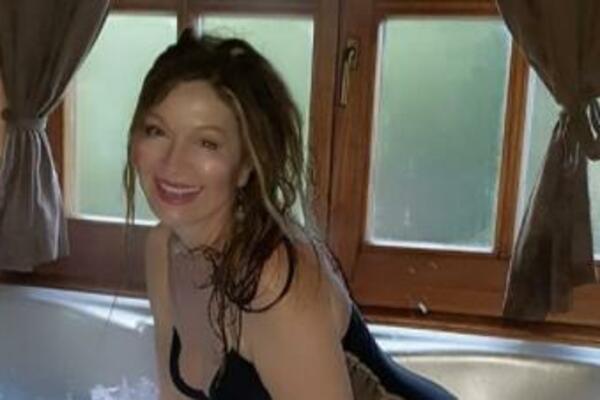 DANICA MAKSIMOVIĆ U 69. GODINI PONOVO ZAPALILA INTERNET: Telo joj u kupaćem izgleda VATRENO, čudo prirode! (FOTO)