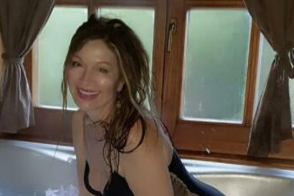 DANICA MAKSIMOVIĆ U 69. GODINI PONOVO ZAPALILA INTERNET: Telo joj u kupaćem izgleda VATRENO, čudo prirode! (FOTO)