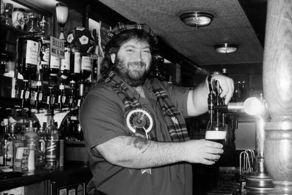 HOROR VESTI, UMRO JE VELIKAN: Izdahnuo je na ŽENINIM RUKAMA