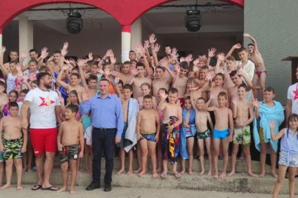 ODRŽAN PRVI TRENING ŠKOLE PLIVANJA I VATERPOLA U GRAČANICI: Svako dete zaslužuje priliku, kaže Nikola Rađen!