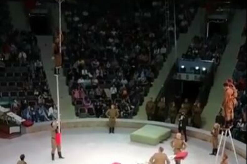 NEEE, NISU TO URADILI?! Neverovatan trik u cirkusu, ovi momci imaju LED UMESTO KRVI! (VIDEO)